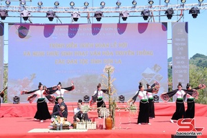 'Trình diễn nghi lễ truyền thống “Xên bản Cầu mùa”