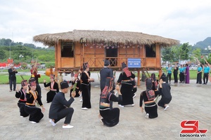 'Tái hiện trích đoạn nghi lễ Tết cầu may, cầu phúc (Mạ Grợ) của dân tộc Khơ Mú