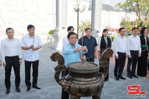 Đồng chí Phó Chủ tịch Quốc hội dâng hương tại Đền thờ Bác Hồ