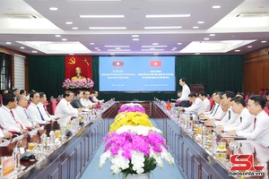 Đoàn đại biểu Đại sứ quán Lào tại Việt Nam và đoàn đại biểu 8 tỉnh nước CHDCND Lào chào xã giao lãnh đạo tỉnh Sơn La