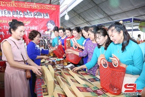Duyên dáng “Áo dài – xách làn đi chợ” chào mừng Ngày Phụ nữ Việt Nam 20/10
