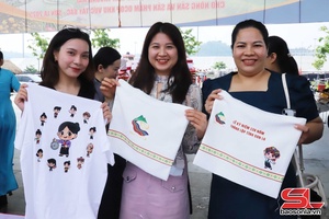 Tặng sản phẩm bộ nhận diện thương hiệu Kỷ niệm 130 năm thành lập tỉnh Sơn La