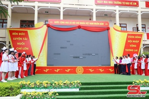 Đồng chí Bí thư Tỉnh ủy thăm, tặng quà trường THCS Nguyễn Trãi