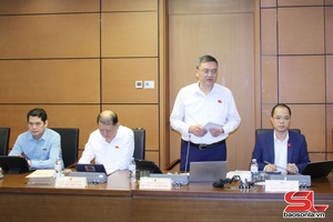 Đoàn đại biểu Quốc hội tỉnh Sơn La thảo luận tại Tổ đối với các dự án luật về lĩnh vực giáo dục