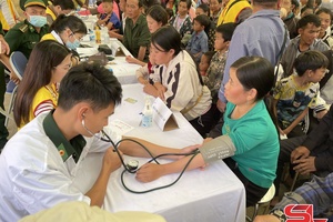 'Khám, cấp phát thuốc miễn phí cho nhân dân xã Mường Lèo