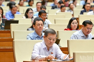 'Hôm nay, Quốc hội thảo luận việc thực hiện chính sách về bảo vệ môi trường