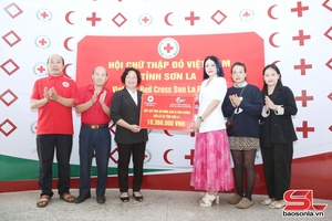 'Trao tiền ủng hộ nhân dân bị thiệt hại do mưa lũ