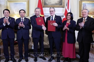 Thủ tướng Liên hiệp Vương quốc Anh và Bắc Ireland chủ trì Lễ đón chính thức và hội đàm với Tổng Bí thư Tô Lâm: Chính thức nâng cấp quan hệ Việt Nam - Anh lên Đối tác chiến lược toàn diện