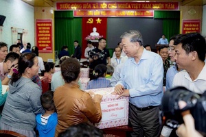 Tổng Bí thư Tô Lâm thăm, tặng quà người dân bị ảnh hưởng do mưa lũ tại Huế
