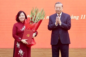 Đồng chí Bùi Thị Minh Hoài giữ chức Bí thư Đảng ủy Mặt trận Tổ quốc, các đoàn thể Trung ương