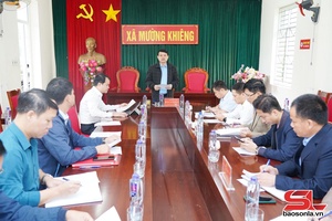 Đồng chí Phó Chủ tịch UBND tỉnh kiểm tra công tác xóa nhà tạm tại xã Mường Khiêng