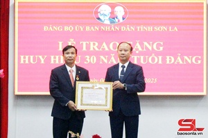 'Đảng bộ Quỹ Bảo vệ và Phát triển rừng trao tặng Huy hiệu 30 năm tuổi Đảng