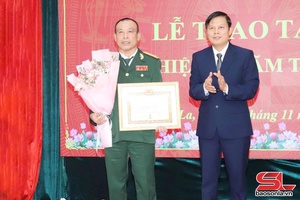 'Đảng ủy Các cơ quan Đảng tỉnh trao tặng Huy hiệu 40 năm tuổi Đảng