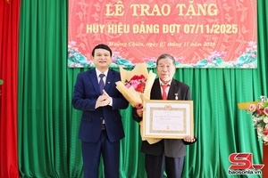 Đồng chí Phó Chủ tịch UBND tỉnh trao Huy hiệu Đảng tại xã Mường Chiên