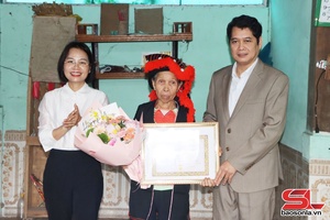 Đồng chí Phó Chủ tịch HĐND tỉnh trao huy hiệu Đảng đợt 7/11 tại xã Gia Phù