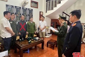 'Bắt đối tượng lợi dụng chức vụ trong khi thi hành công vụ