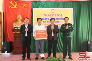 Đồng chí Chỉ huy trưởng Bộ CHQS tỉnh dự Ngày hội đại đoàn kết toàn dân tộc tại xã Mường Lèo