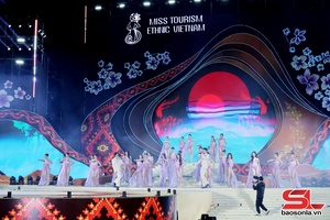 Thí sinh quyến rũ với trang phục áo tắm - Chung kết Hoa hậu Du lịch Dân tộc Việt Nam năm 2025
