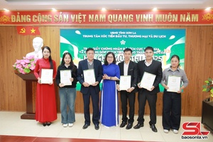 'Trao giấy chứng nhận cho 24 đơn vị đóng góp vào thành công Hội chợ mùa Thu