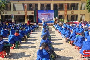 'Ngoại khóa “An toàn giao thông cho nụ cười ngày mai” 