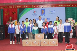 'Trao tặng quà cho các trường học và nhân dân xã Chiềng Hặc