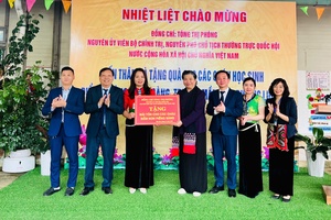 Đồng chí Tòng Thị Phóng dự Ngày hội Đại đoàn kết toàn dân tộc tại phường Vân Sơn