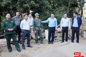 Đồng chí Phó Chủ tịch UBND tỉnh khảo sát xóa nhà tạm tại xã Ngọc Chiến và Mường Bú