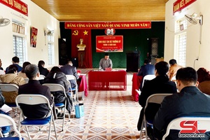 Đồng chí Giám đốc Sở Xây dựng dự sinh hoạt Chi bộ bản Kiến Xương