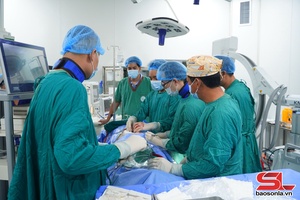 'Chuyển giao kỹ thuật mổ nội soi cột sống tại Bệnh viện Đa khoa tỉnh Sơn La
