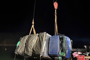 'Cứu hộ thành công xe tải gặp nạn tại lòng hồ thủy điện Sơn La