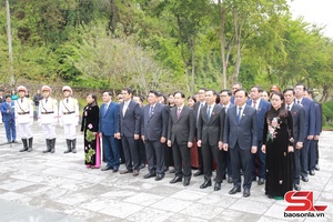 Các đại biểu dự Kỳ họp lần thứ mười hai, HĐND tỉnh dâng hương, hoa, viếng Nghĩa trang Liệt sĩ Nhà tù Sơn La