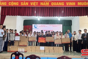 'Bàn giao thiết bị dạy học cho các trường học xã Pắc Ngà