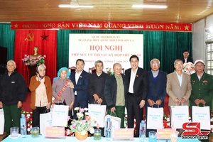 Đoàn đại biểu Quốc hội tỉnh Sơn La tiếp xúc cử tri xã Mường Cơi