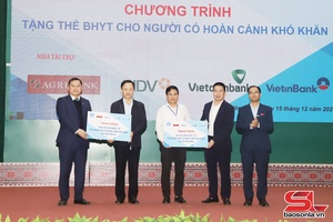 'Tặng thẻ BHYT cho người bị ảnh hưởng do thiên tai, bão lũ, có hoàn cảnh khó khăn