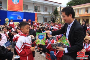 'Diễn giả Quốc Vương giao lưu với học sinh Trường TH&THCS Chiềng Xôm