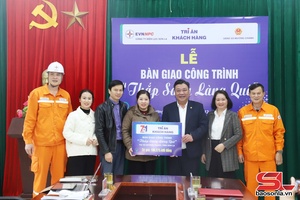 'Bàn giao công trình “Thắp sáng làng quê” cho xã Mường Chanh