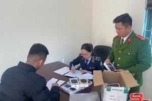 'Bắt giữ lô điện thoại IPhone không có hóa đơn, chứng từ