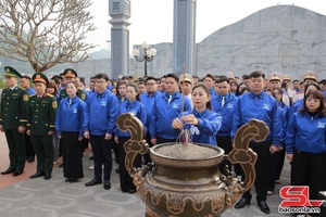 Dâng hương tưởng nhớ Chủ tịch Hồ Chí Minh và các anh hùng liệt sĩ