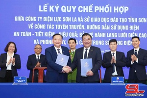 'Ký kết quy chế phối hợp tuyên truyền, hướng dẫn sử dụng điện an toàn - tiết kiệm - hiệu quả trong các cơ sở giáo dục