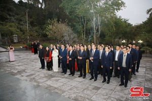 Đoàn đại biểu dự Đại hội Hội Nông dân tỉnh Sơn La lần thứ XI dâng hương viếng Nghĩa trang Liệt sĩ Nhà tù Sơn La