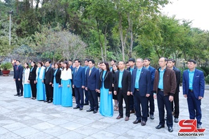 Đoàn đại biểu dự Đại hội Công đoàn tỉnh Sơn La dâng hương Đền thờ Bác Hồ