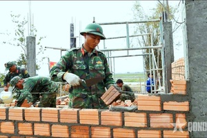 'Bộ đội “thần tốc” giúp nhân dân dựng xây nhà mới