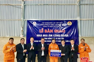 'Công ty Điện lực Sơn La trao “Mái ấm Công đoàn” cho công nhân