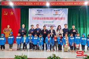 'Trao tặng 655 áo ấm cho học sinh khu vực biên giới xã Yên Sơn