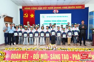 'Quỹ Bảo vệ và phát triển rừng tặng quà học sinh xã Long Hẹ