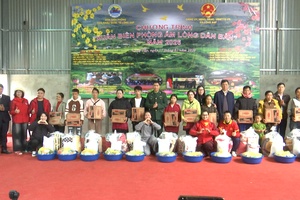 “Xuân Biên phòng, ấm lòng dân bản" tại xã Lóng Sập