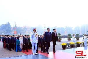 Đại biểu dự Đại hội Đảng lần thứ XIV vào Lăng viếng Chủ tịch Hồ Chí Minh