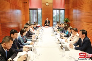  Đoàn đại biểu Đảng bộ tỉnh Sơn La thảo luận Văn kiện Đại hội XIV của Đảng