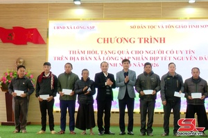 Thăm, tặng quà người có uy tín xã Lóng Sập và Vân Hồ