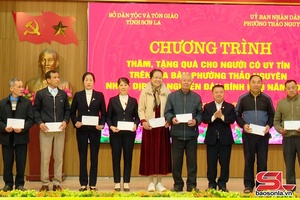 'Thăm, tặng quà người có uy tín phường Thảo Nguyên và Mộc Châu
